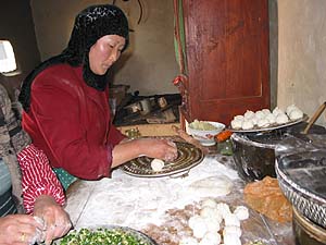 Eine Salar-Frau stellt traditionelle Teigtaschen her - Foto: TU Berlin/Mareile Flitsch