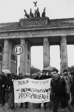 [Demonstration am Brandenburger Tor]