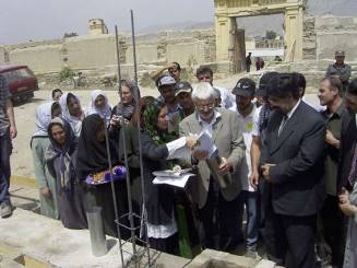 Grundsteinlegung als Signal des Wiederaufbaus, mit afganischen Honoratioren